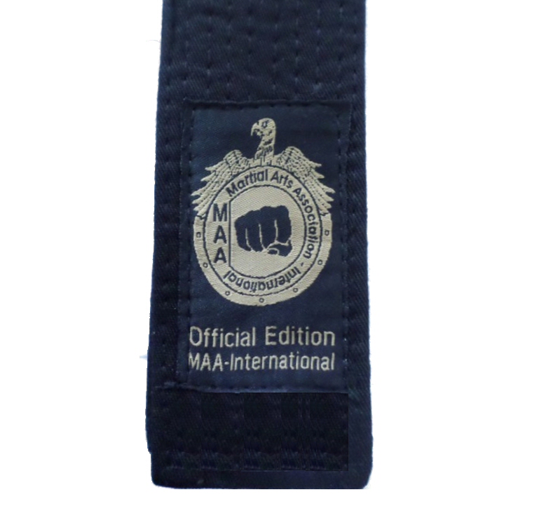 MAA Schwarzgurt inkl. Bestickung und Veredlung zum Sonderpreis inkl. DAN Balken 350