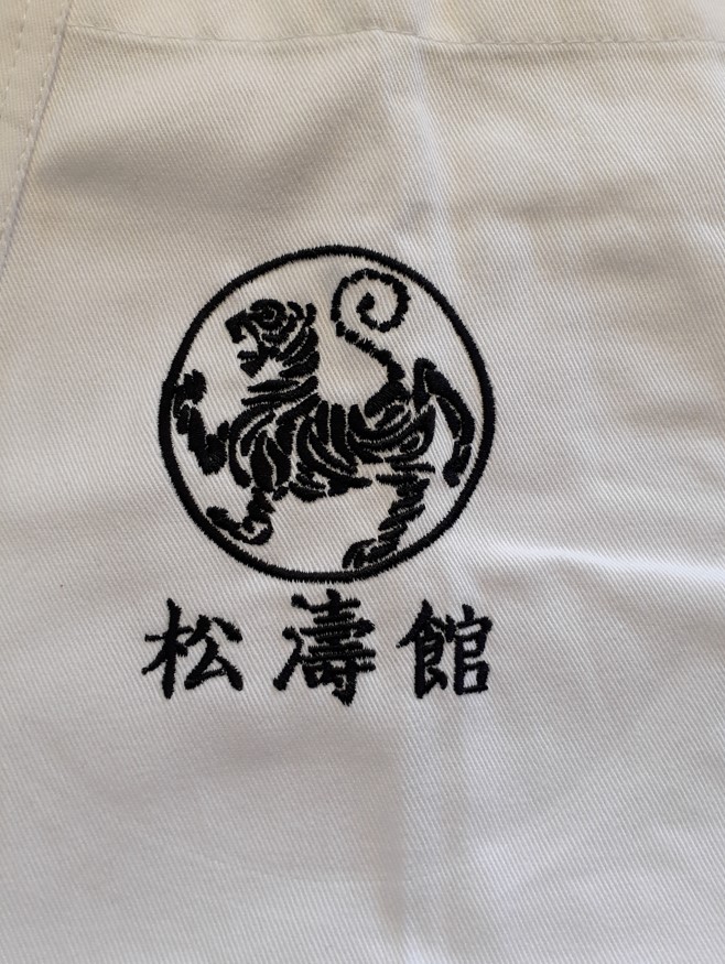 Karateanzug weiß 8 oz mit Shotokan + Kanji Bestickung (%SALE)