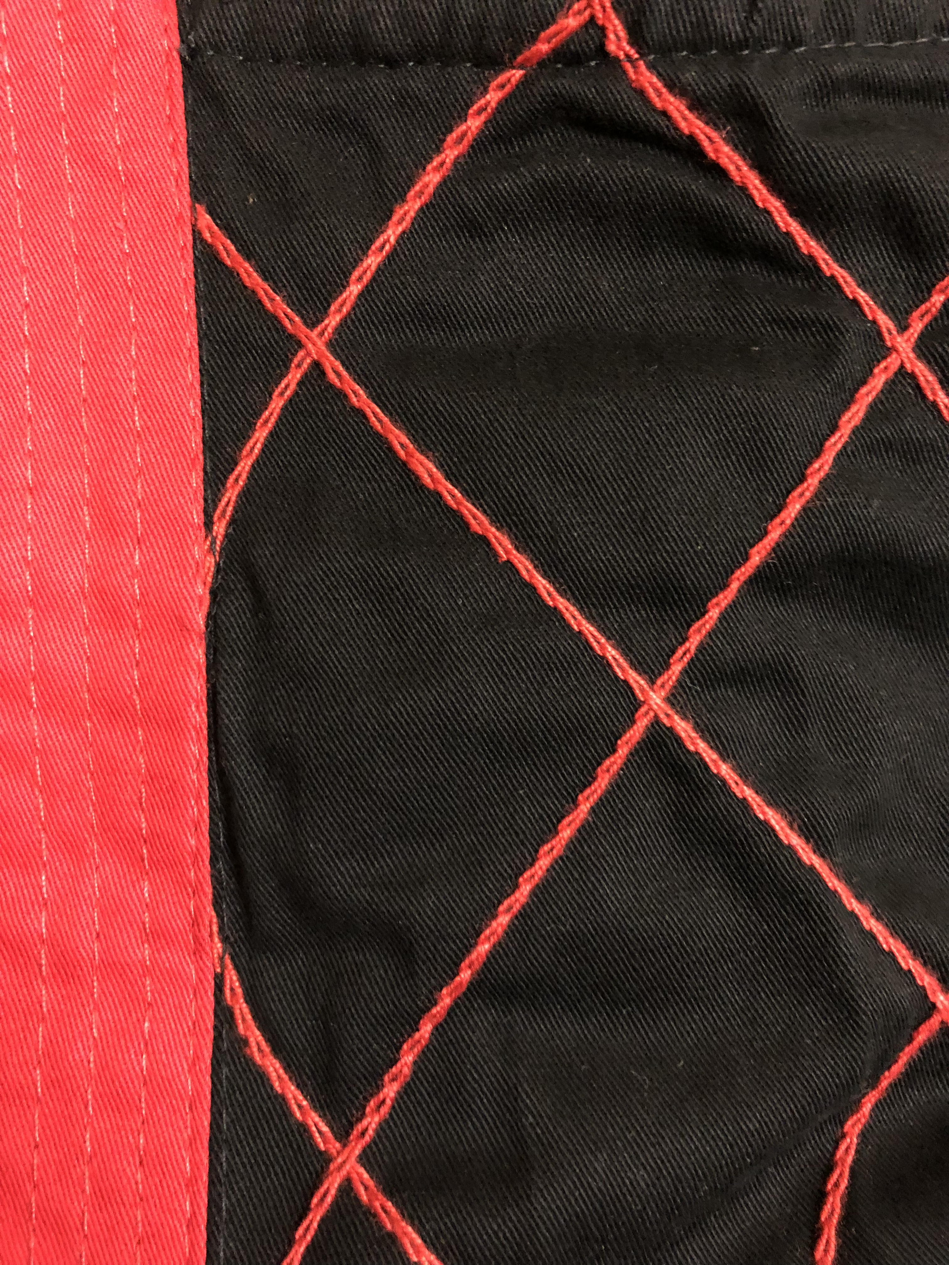 Hapkidoanzug schwarz, mit Rautenmuster rot, Hose schwarz