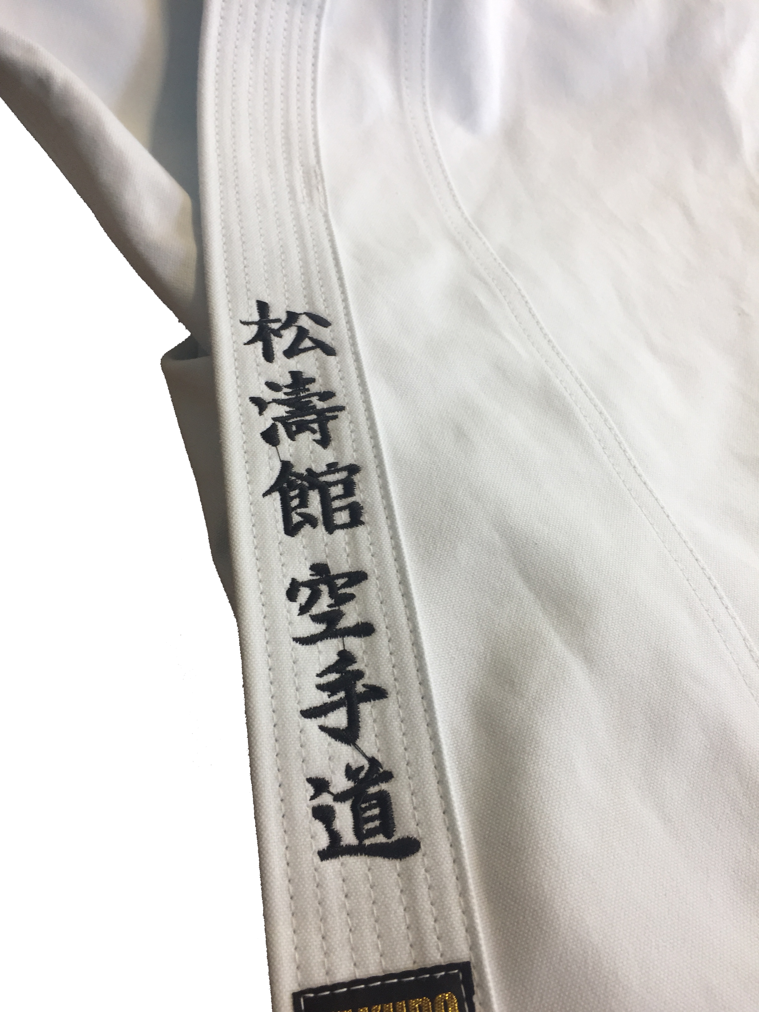 Anzugbestickung am Revers unten über Hersteller-Label