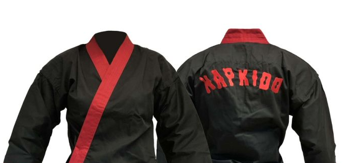 Hapkido Anzug schwarz, mit rotem Kragen, Rückendruck / Mischgewebe