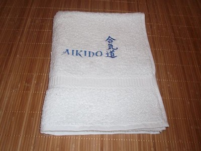 Handtuch / Duschtuch weiß mit Schriftzug / Zeichen Aikido