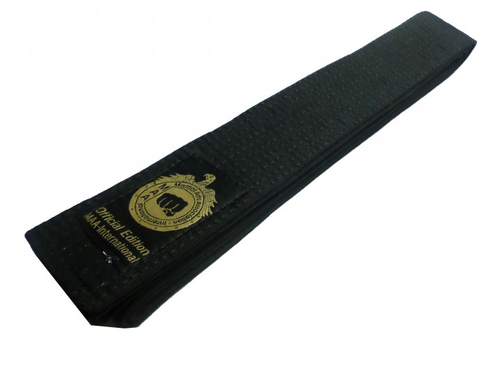 MAA Schwarzgurt inkl. Bestickung und Veredlung zum Sonderpreis inkl. DAN Balken 350