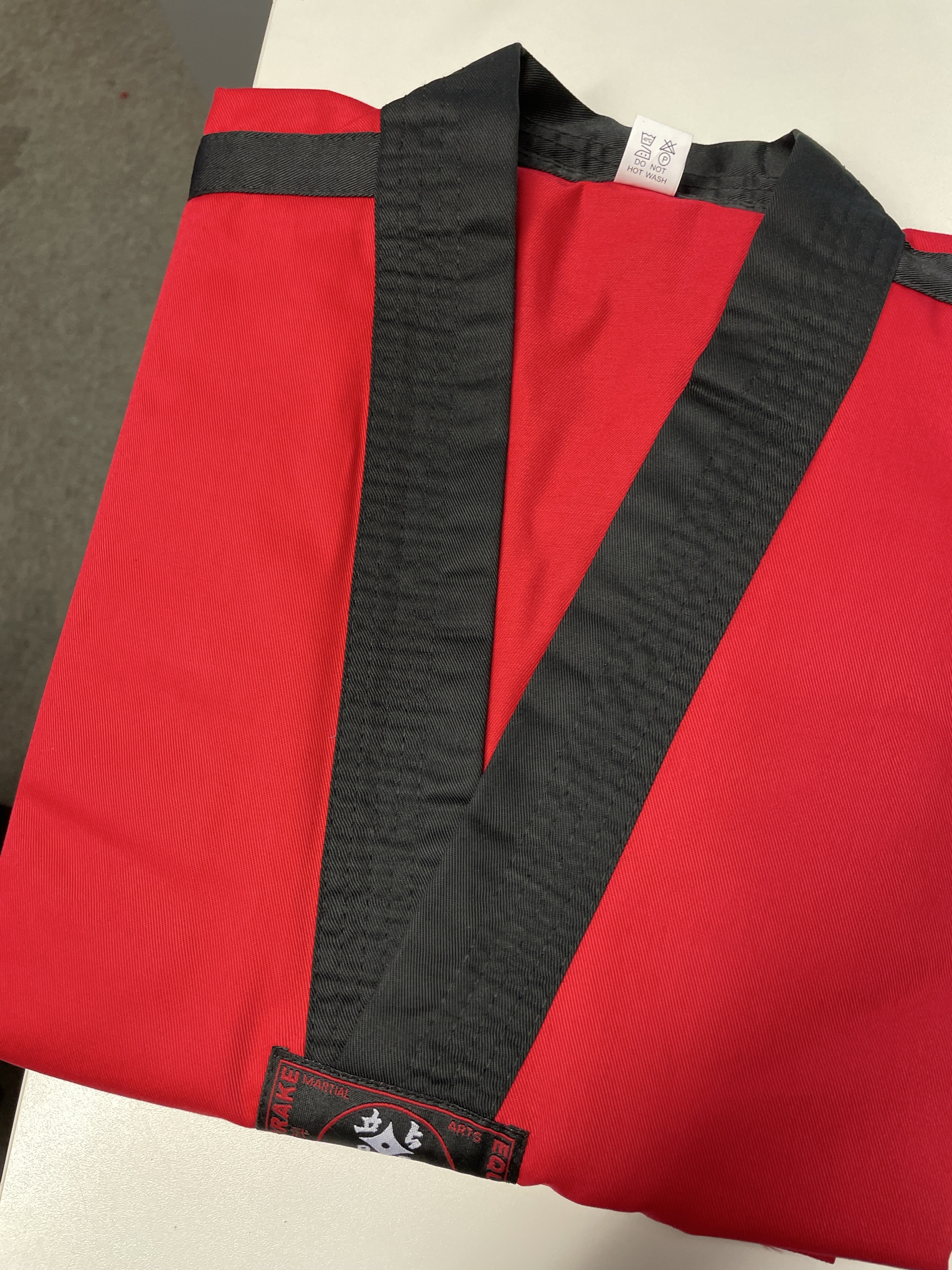 Taekwondo Anzug rot, mit  schwarzem Streifen 190cm