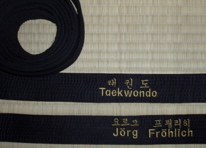 Schwarzgurt 2-reihig und 2-seitig bestickt: Deutsch + Schriftzeichen!