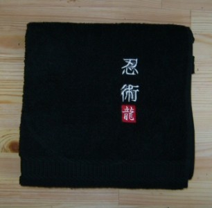 Handtuch schwarz bestickt Ninjutsu