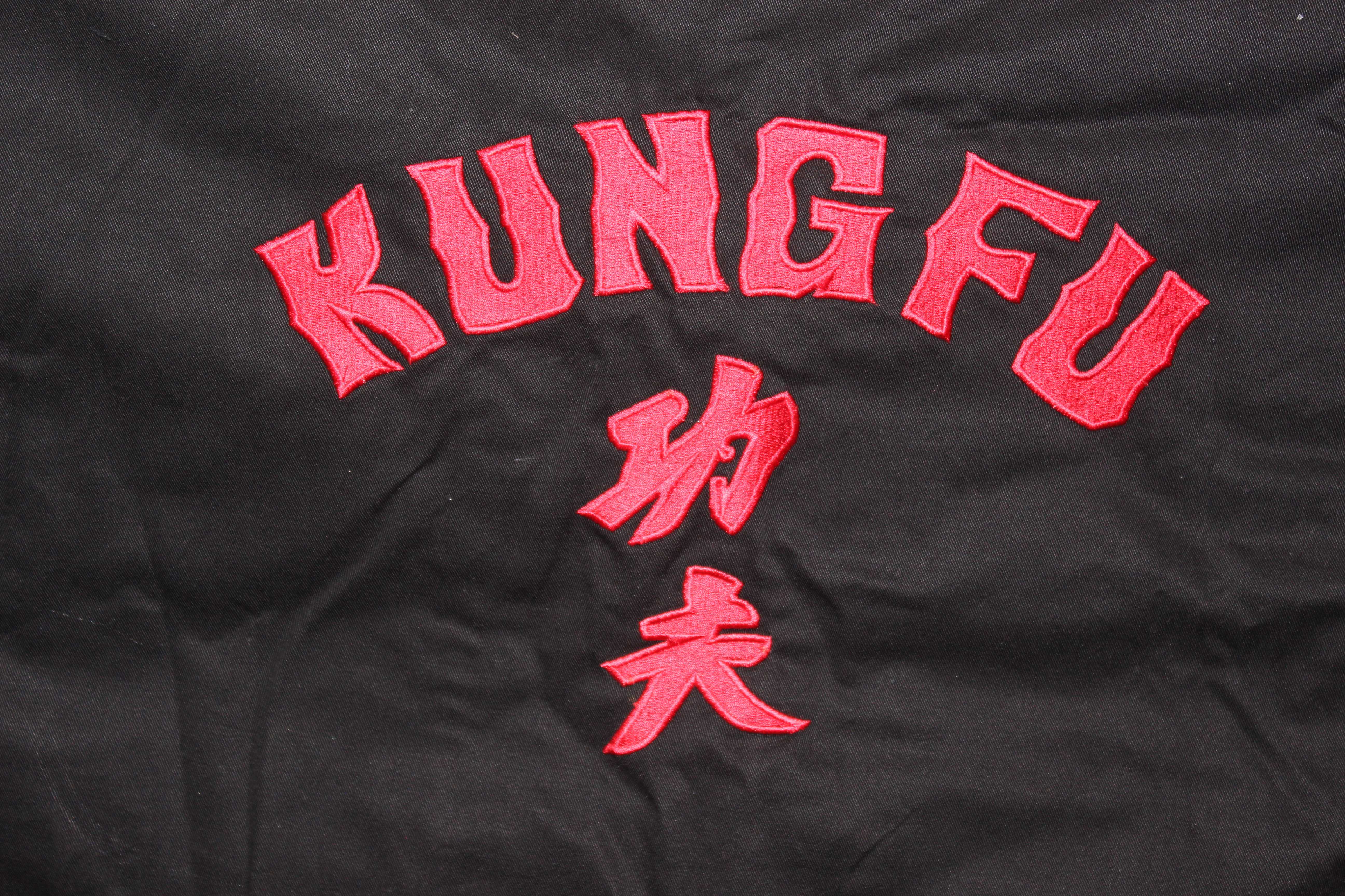 Kung Fu Anzug schwarz (weißer Innenkragen) mit Rückendruck 140