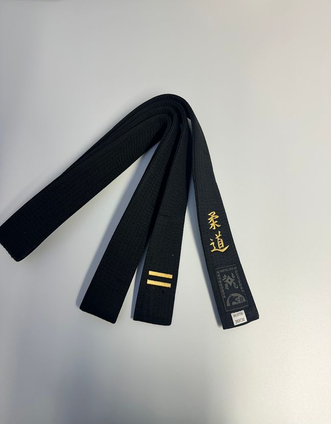 Schwarzgurt bestickt mit Judo und 2 Danbalken 260 cm, 5 cm Breit (%SALE)