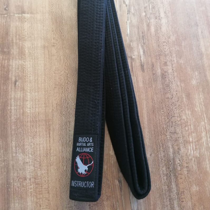 Schwarzgurt "INSTRUCTOR" mit Bestickung 370