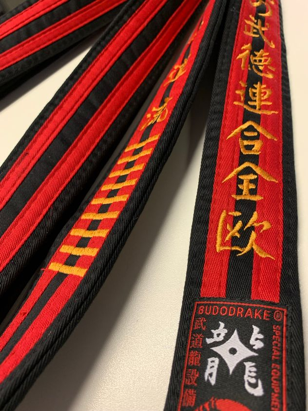 Schwarzgurt Großmeistergürtel mit 2 roten Streifen