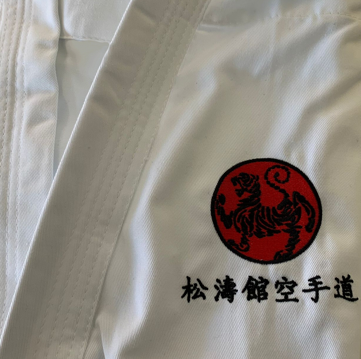 Karateanzug Premium 10 oz mit Bestickung Shotokan Tiger + Schriftzeichen 210