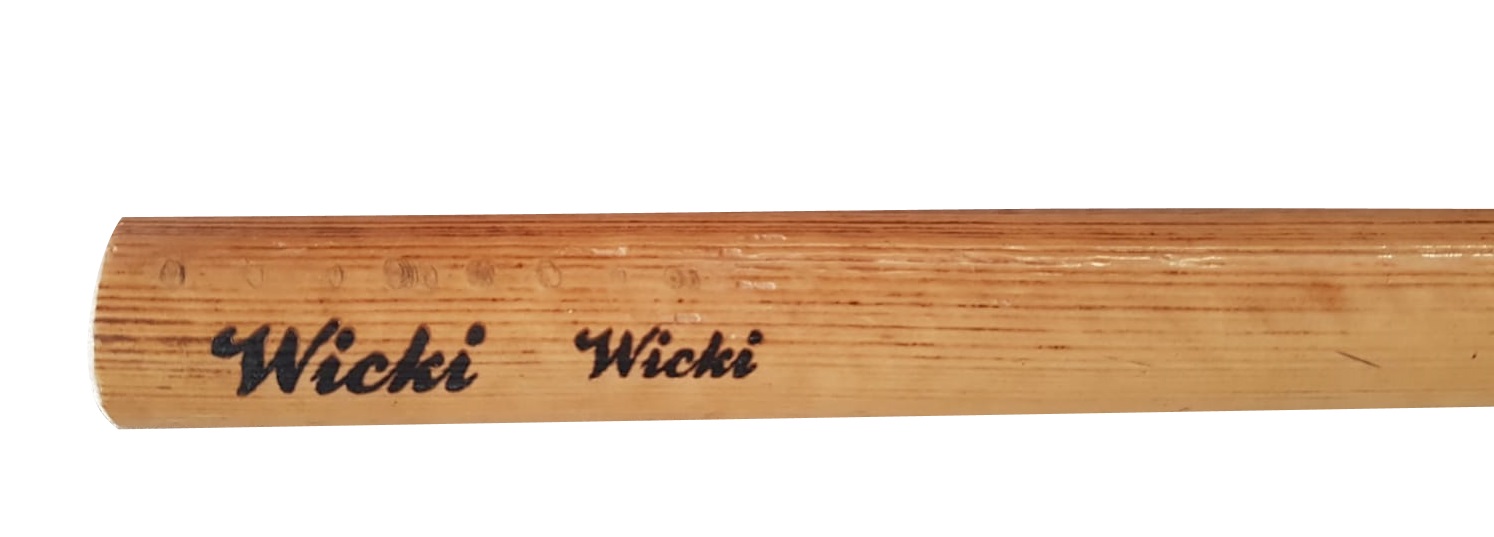 Gravur Holzwaffe mit Namen und Textzeile